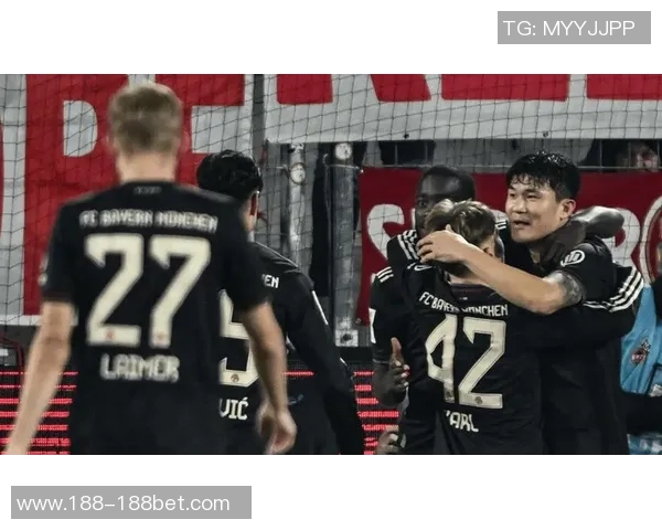 拜仁球员齐聚慕尼黑啤酒节伊藤洋辉与金玟哉同框亮相