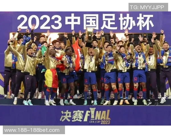 山东泰山庆祝成立32周年五次夺顶级联赛冠军八次捧足协杯奖杯